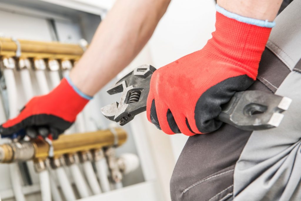 Instalación de fontanería en la cocina.